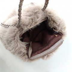 Fake Fur Felltasche geflochtene Griffe - helltaupe