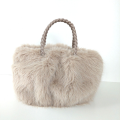 Fake Fur Felltasche geflochtene Griffe - helltaupe