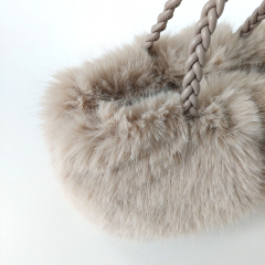 Fake Fur Felltasche geflochtene Griffe - helltaupe