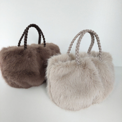 Fake Fur Felltasche geflochtene Griffe - helltaupe