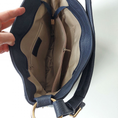 Ledertasche Umhngetasche Seitentaschen Lederriemen - dunkelblau - gold Schnallen - Made in Italy