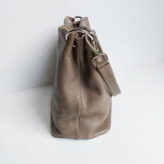 Ledertasche Umhngetasche Lederriemen - taupe - silber Schnallen - Made in Italy