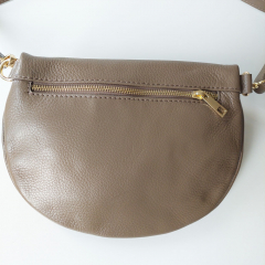 Bauchtasche Leder mit Lederriemen -taupe - gold Schnallen - Made in Italy