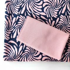 Nicky Velour Stoff abstraktes Blumenmuster, dunkles jeansblau rosa