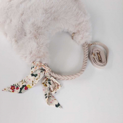 Fake Fur Felltasche flauschig weich geflochtener Griff blumiges Tuch uni, helles taupe