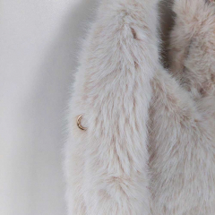 Fake Fur Felltasche flauschig weich geflochtener Griff blumiges Tuch uni, helles taupe