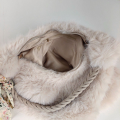 Fake Fur Felltasche flauschig weich geflochtener Griff blumiges Tuch uni, helles taupe