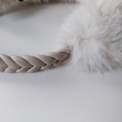 Fake Fur Felltasche flauschig weich geflochtener Griff blumiges Tuch uni, helles taupe