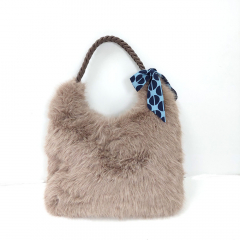 Fake Fur Felltasche flauschig weich geflochtener Griff blumiges Tuch uni, taupe