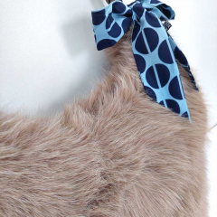 Fake Fur Felltasche flauschig weich geflochtener Griff blumiges Tuch uni, taupe