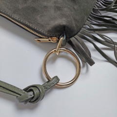 Wildledertasche mit Fransen und goldenen Ringen, armygrn