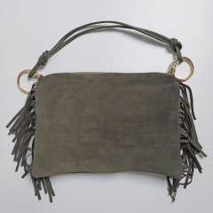 Wildledertasche mit Fransen und goldenen Ringen, armygrn