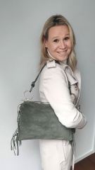 Wildledertasche mit Fransen und goldenen Ringen, armygrn