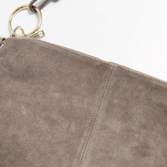 Wildledertasche mit Fransen und goldenen Ringen, taupe