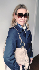 Wildledertasche mit Fransen und goldenen Ringen, taupe