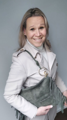 Wildledertasche mit Fransen und goldenen Ringen, taupe