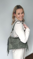 Wildledertasche mit Fransen und goldenen Ringen, taupe