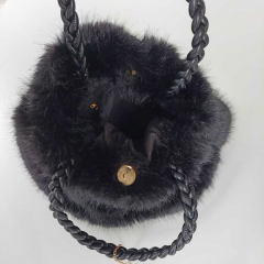 Fake Fur Felltasche rund gold Kette geflochtene Griffe, schwarz