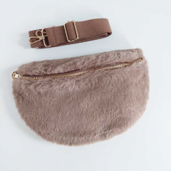 Bauchtasche Fake Fur Fellimitat flauschig weich - taupebraun - gold Schnallen