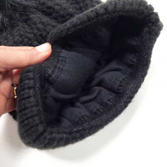 M�tze Strickstoff Kn�pfmuster mit Fellbommel - schwarz