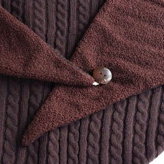 Wendeschal Dreieckstuch mit Knopf Zopfstrick Boucle Doubleface, dunkelbraun