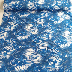 Viskose Jersey Stoff abstraktes Muster Federn - Blaut�ne wei�