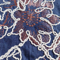 bestickter Jeansstoff Blumen Stickerei, natur dunkelblau