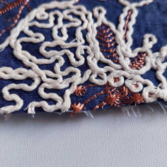 bestickter Jeansstoff Blumen Stickerei, natur dunkelblau