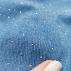 Jeansstoff kleine Glitzerpunkte Foliendruck 3 D, silber hellblau