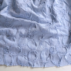 bestickte Webware schmale Streifen Blumen Stickerei, hellblau wei�