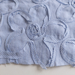 bestickte Webware schmale Streifen Blumen Stickerei, hellblau wei�