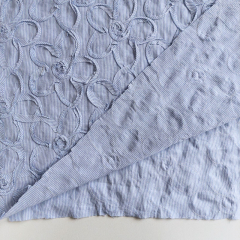 bestickte Webware schmale Streifen Blumen Stickerei, hellblau wei�