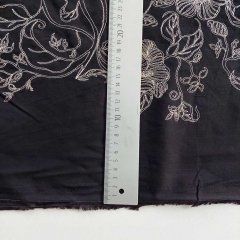 Baumwollstoff schwarz mit Blumen Stickerei