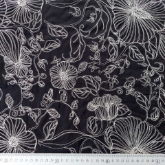 Baumwollstoff schwarz mit Blumen Stickerei