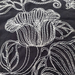 Baumwollstoff schwarz mit Blumen Stickerei
