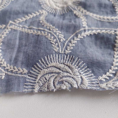 bestickter Baumwollstoff Blumenstickerei, creme helles jeansblau