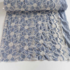 bestickter Baumwollstoff Blumenstickerei, creme helles jeansblau