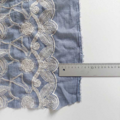 bestickter Baumwollstoff Blumenstickerei, creme helles jeansblau