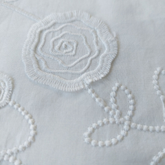 bestickter Baumwollstoff Blumen Stickerei Bl�tter, wei�