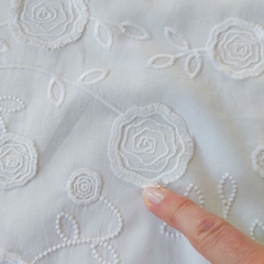 bestickter Baumwollstoff Blumen Stickerei Bl�tter, wei�