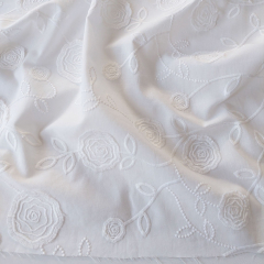 bestickter Baumwollstoff Blumen Stickerei Bl�tter, wei�