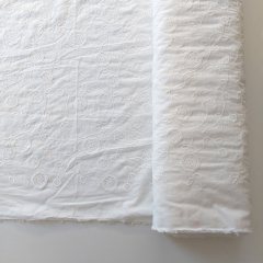 bestickter Baumwollstoff Blumen Stickerei Bl�tter, wei�