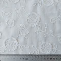 bestickter Baumwollstoff Blumen Stickerei Bl�tter, wei�