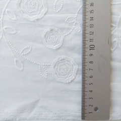 bestickter Baumwollstoff Blumen Stickerei Bl�tter, wei�