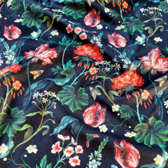 Schwarzer Dekosamt mit tropischem Blumenmuster – edle Meterware f�r besondere N�hprojekte