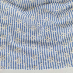 Baumwollstoff schmale Streifen Blumen Lochstickerei mittelblau wei�