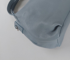 Ledertasche kurze Henkel, gold Schnallen - icy blue - Made in Italy