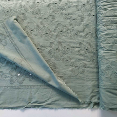 Baumwollstoff gr�n mit Blumen Stickerei