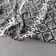 Einzelst�ck 2 m Viskosestoff Schlangenmuster Snake Print- wei� taupe schwarz - Made in Italy