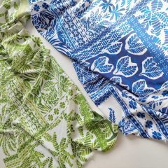 Viskose Stoff mit Stretch Palmen Bl�tter Patchwork Stil , blau wei�